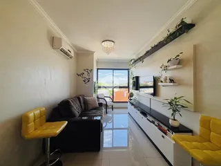 Sala de estar com sofá e decoração moderna em um imóvel no Brasil.
