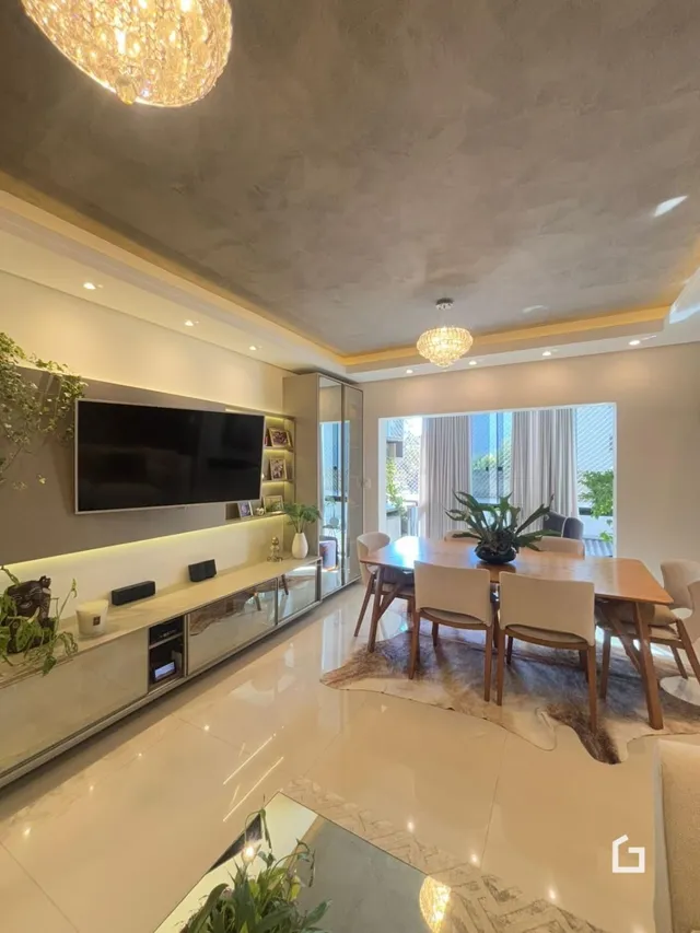 Interior moderno com sala de jantar e área de estar.