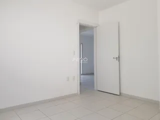 Hall de entrada com piso de cerâmica clara.