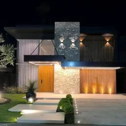Fachada moderna de uma residência à noite em Lajeado.
