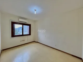 Sala de estar com janela e ar condicionado instalado.