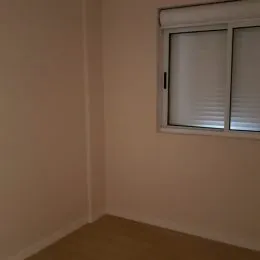 Foto de uma parede interna com uma janela.