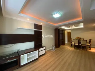 Sala de estar com piso de madeira e decoração moderna.
