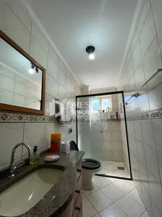 A foto mostra o interior de um banheiro com revestimento de cerâmica.