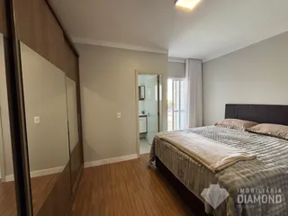 Quarto com armário e cama de madeira.