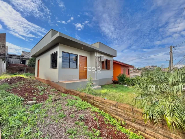 Fachada de uma casa em Lajeado, Brasil, com jardim frontal.
