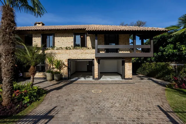 Casa com 4 dormitórios