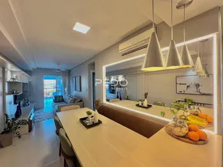 Ambiente de sala de jantar com iluminação moderna em um imóvel no Brasil.
