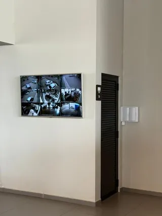 Parede interna com uma moldura de arte em uma residência.