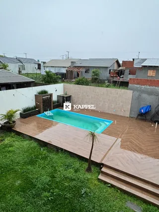 Foto de uma piscina externa com deck de madeira em uma propriedade.
