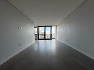 Hall de entrada longo com vista para a paisagem urbana.