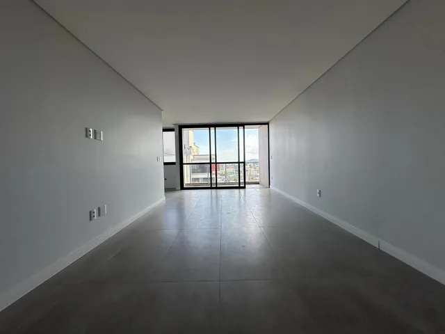 Hall de entrada longo com vista para a paisagem urbana.