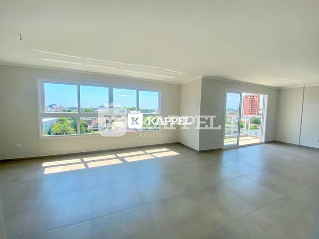 Ambiente interno amplo com grandes janelas que proporcionam vista.