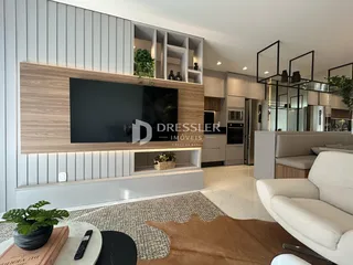 Sala de estar moderna com painel de madeira e estantes na residência.