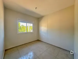 Foto de um ambiente interno com piso de cerâmica e janela.