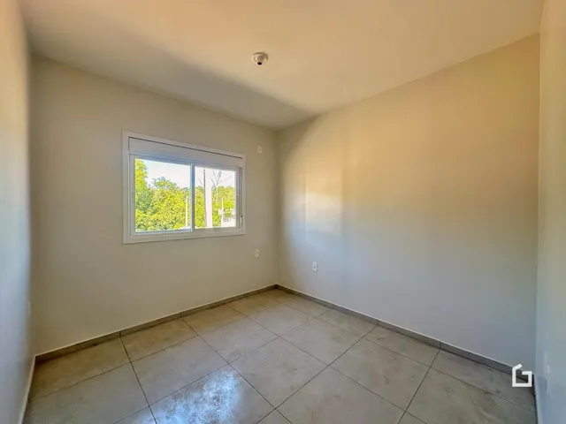 Foto de um ambiente interno com piso de cerâmica e janela.