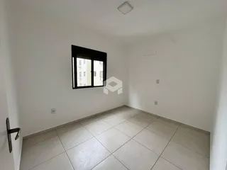 Interior de um cômodo com piso de cerâmica e janela.