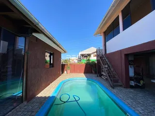 Foto da piscina externa de uma propriedade em Lajeado, Brasil.