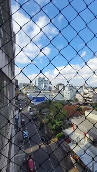 Vista externa de um edifício em Lajeado, Brasil, vista através de uma cerca.