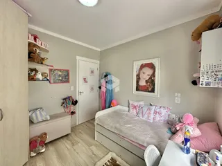 Quarto com cama e armário na residência.