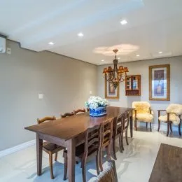Foto de um ambiente de jantar com mesa de madeira escura.