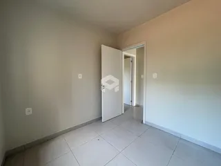 Vista interna de um ambiente com piso de cerâmica clara.