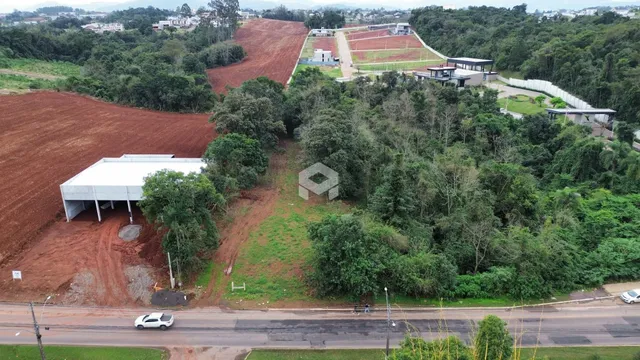Vista aérea de uma propriedade com área de mata e terreno aberto em Lajeado.