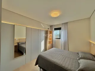 Quarto moderno com armários embutidos e janela.