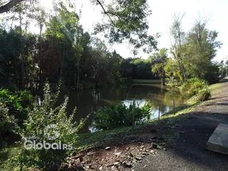 Paisagem de mata e água ao redor da propriedade.