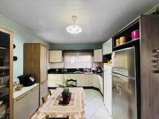 Foto de uma cozinha com armários de madeira e eletrodomésticos de aço inoxidável.