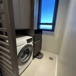 Foto de uma máquina de lavar em um ambiente interno.