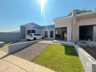 Fachada de uma casa moderna com jardim em Lajeado, Brasil.