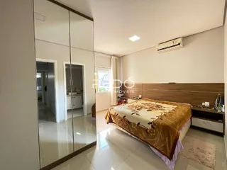 Foto de um quarto com cama e espelhos em um imóvel.