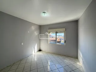 Interior de um ambiente com piso de cerâmica e paredes brancas.