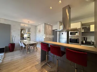 Ambiente de sala de jantar e cozinha em um imóvel no Brasil.