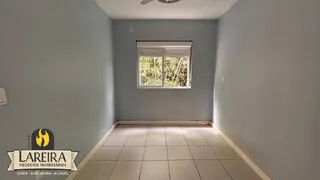 Vista interna de um corredor com piso de cerâmica e janela.
