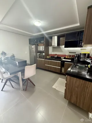 Uma cozinha e sala de jantar em um apartamento moderno.