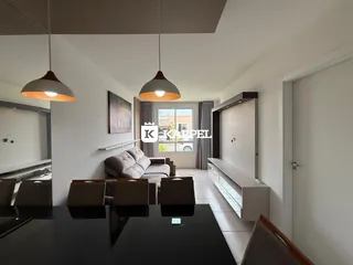 Foto de uma sala de estar e jantar com móveis modernos em um apartamento.