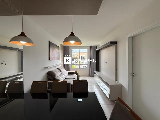 Foto de uma sala de estar e jantar com móveis modernos em um apartamento.