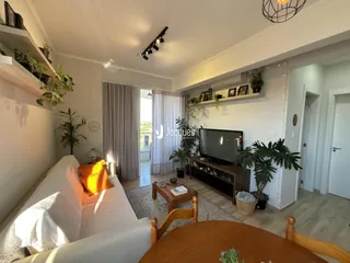 Sala de estar com sofá e decoração em ambiente interno.