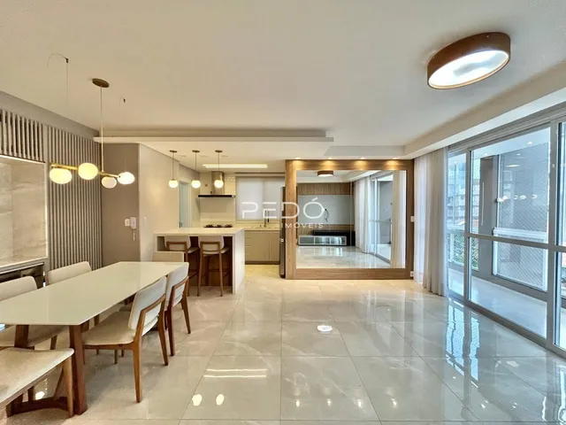 Sala de jantar e cozinha em um apartamento moderno.