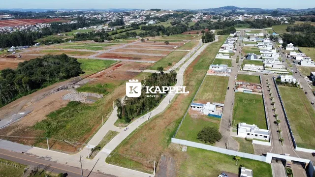 Vista aérea de uma área residencial com terrenos e vegetação em Lajeado.