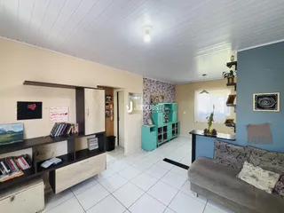 Ambiente interno de uma sala com piso cerâmico e móveis de madeira.