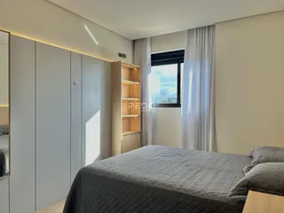 Quarto moderno com armários embutidos e janela.