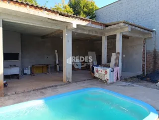 Foto da área externa com piscina de uma propriedade em Lajeado.