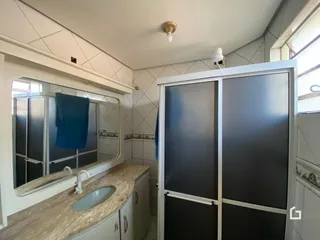 Foto de um banheiro com bancada e armário moderno.