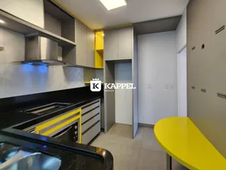 Esta é uma foto de uma cozinha moderna com armários brancos e detalhes em amarelo.