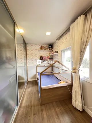 Quarto com cama de madeira e estantes decoradas em um ambiente claro.