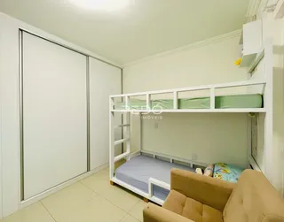 Quarto com armário e cama de beliche em um apartamento no Brasil.