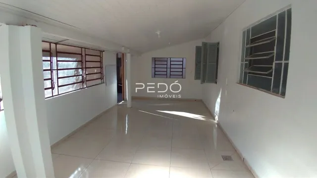 Hall da propriedade em Lajeado com piso de cerâmica e paredes brancas.